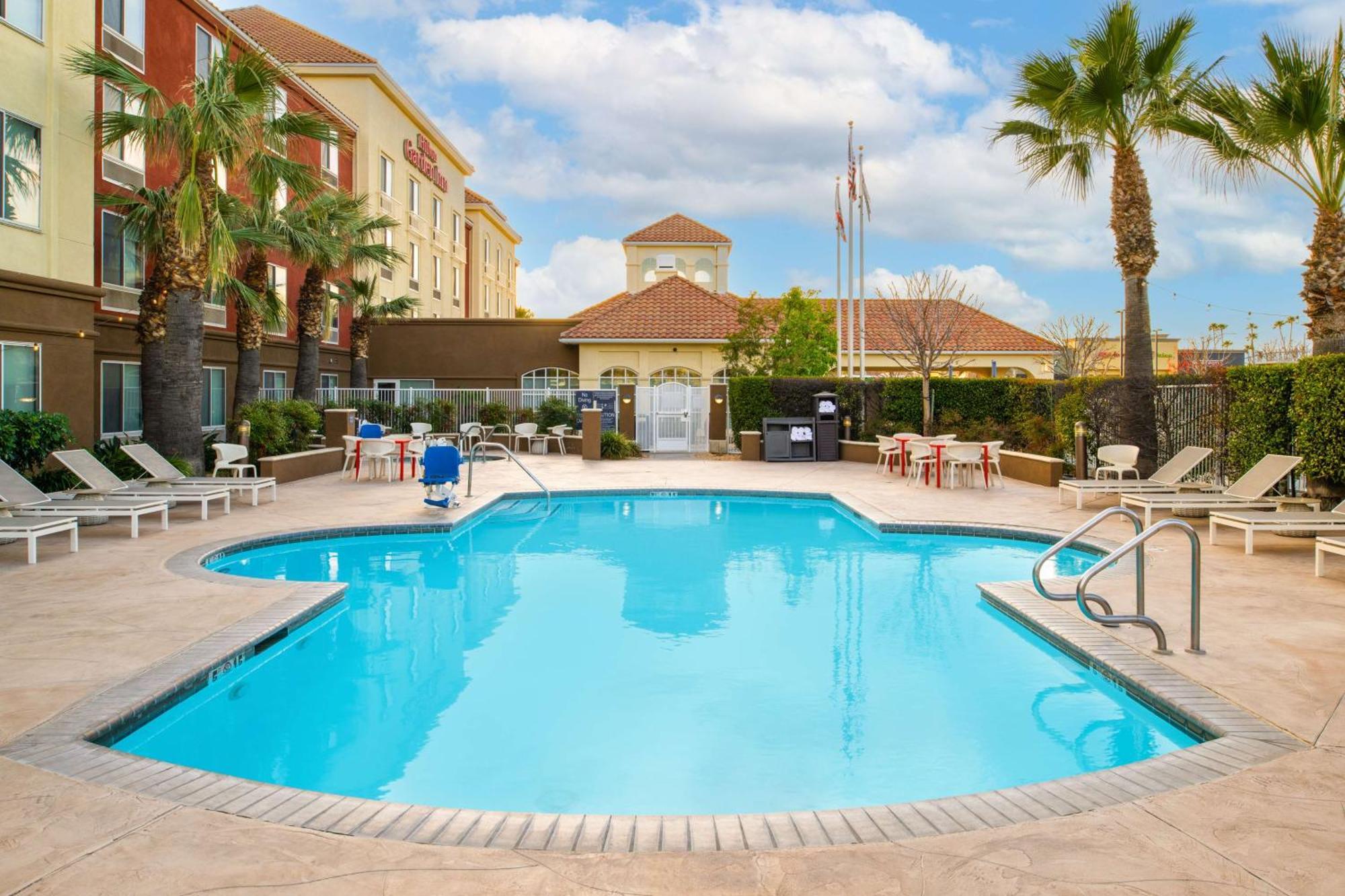 Hilton Garden Inn Fontana Exterior foto